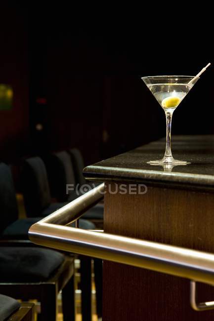 Martini avec une olive — Photo de stock