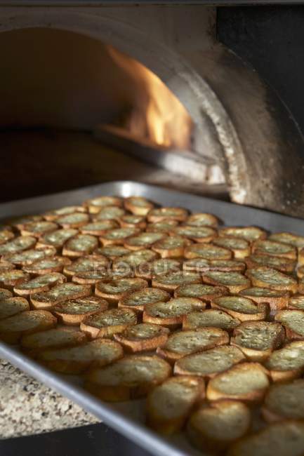 Tranches de baguette cuites au four — Photo de stock