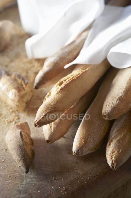 Baguette con tovaglioli bianchi — Foto stock