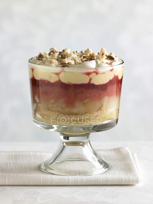 Primo piano vista del dessert Trifle frutta in ciotola di vetro su asciugamano — Foto stock
