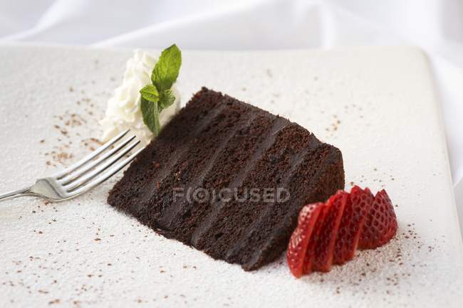 Schokoladenkuchen mit Erdbeerscheiben — Stockfoto