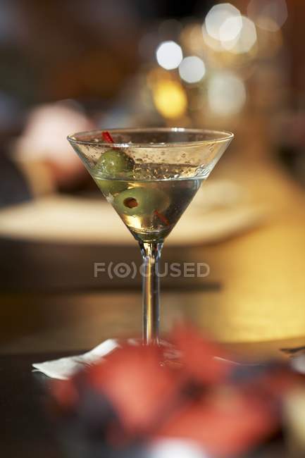 Martini com azeitonas na mesa — Fotografia de Stock