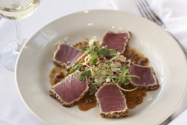 Elevated view of peppercorn crusted Ahi Medallions with Vinaigrette — Stock Photo