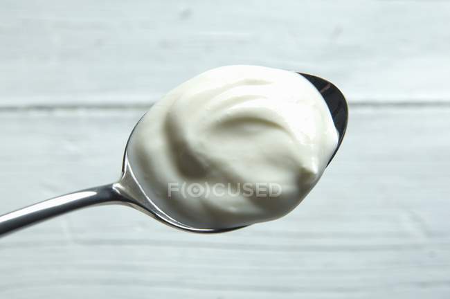 Ложка органического йогурта — стоковое фото