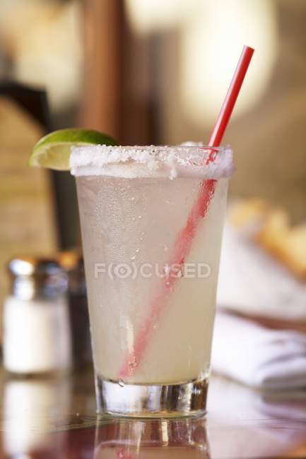 Margarita em um copo com uma borda salgada — Fotografia de Stock