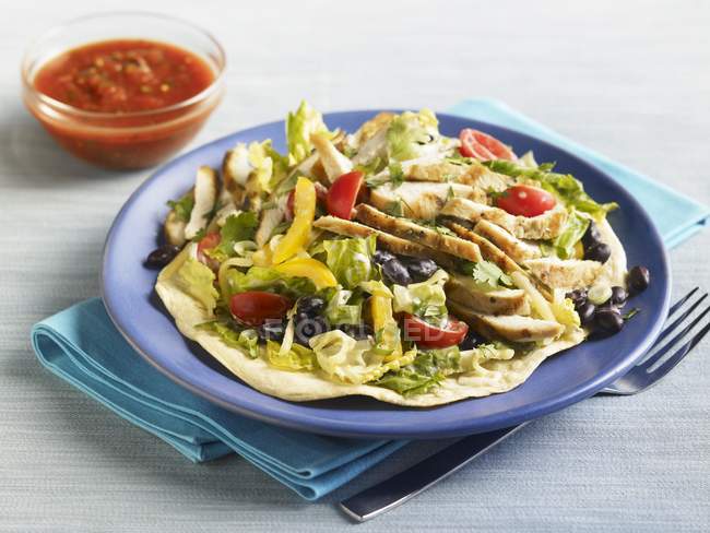 Vue rapprochée de la salade de poulet Taco sur Tortilla avec bol de salsa — Photo de stock