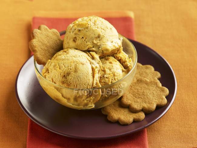 Bowl of butterscotch ice cream — Stock Photo