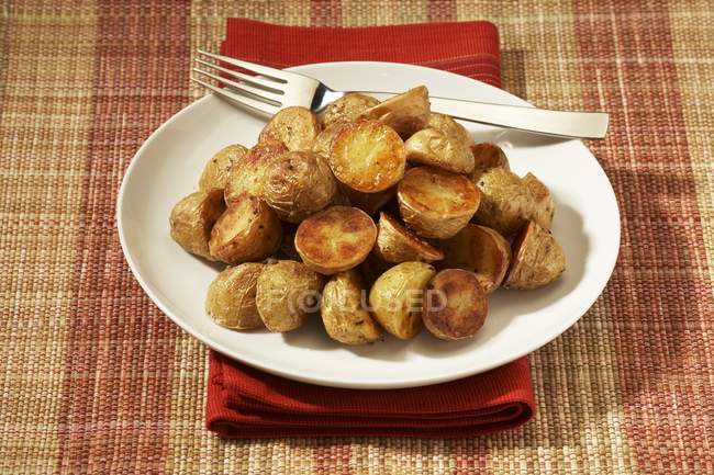 Piatto di patate novelle arrosto — Foto stock