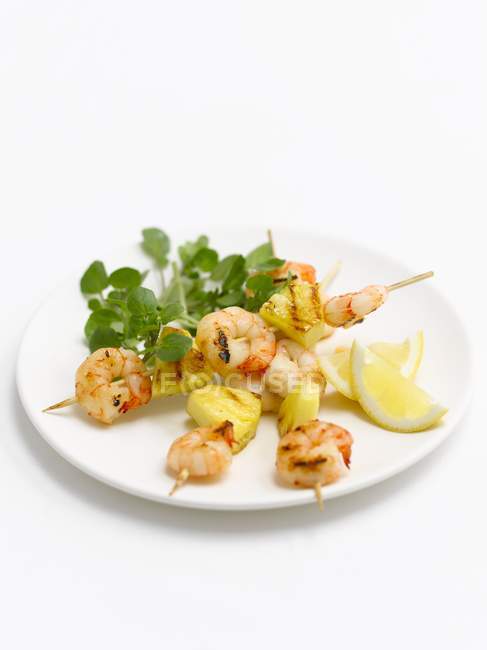 Kebabs crevettes et ananas sur assiette blanche — Photo de stock