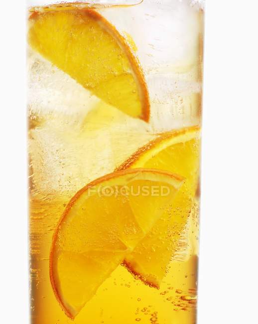 Nahaufnahme von Glas Aperol mit Orangenscheiben auf weißem Hintergrund — Stockfoto