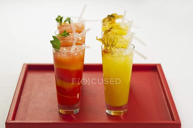 Rote und gelbe Cocktails — Stockfoto