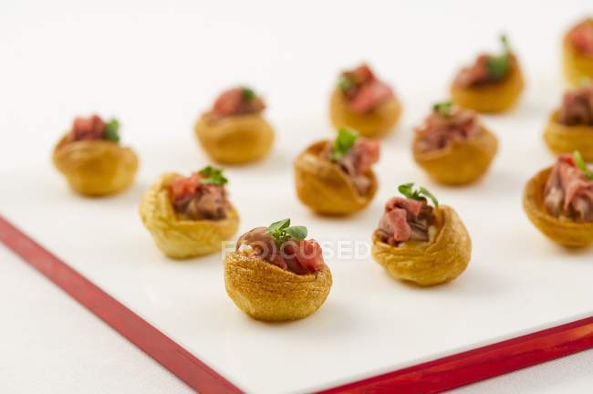 Mini Yorkshire puddings with roast beef — Stock Photo