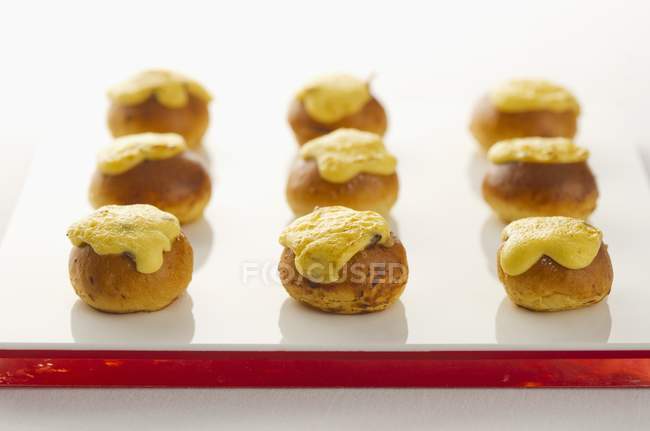 Vista close-up de brioches com um cogumelo e molho de limão — Fotografia de Stock