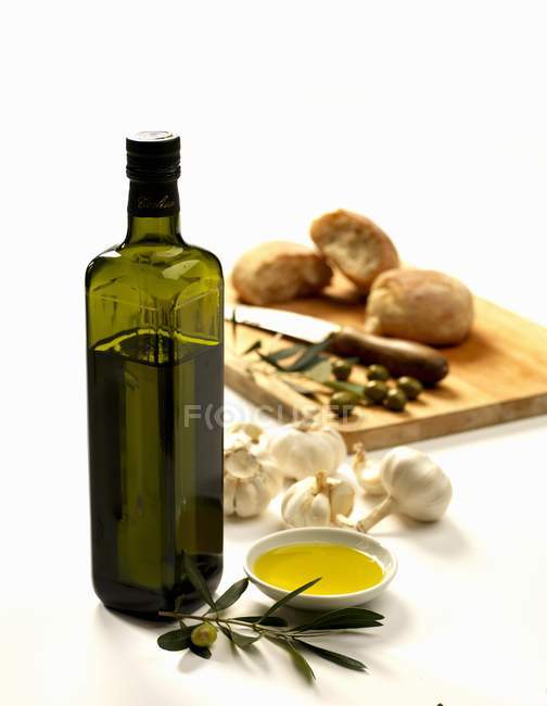 Botella de aceite de oliva - foto de stock