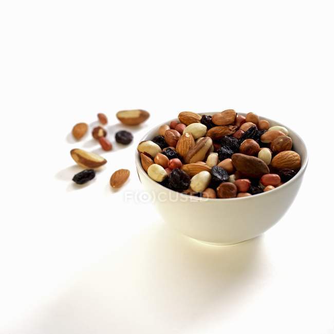 Bol de noix mélangées et raisins secs — Photo de stock