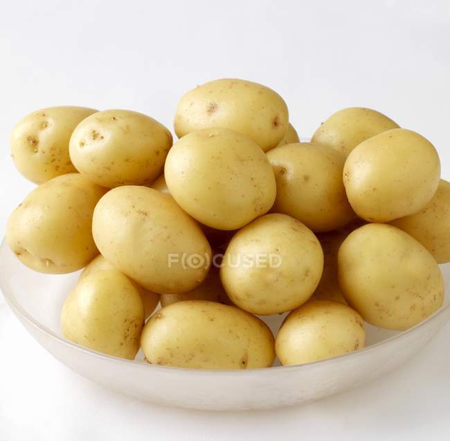 Bowl of fresh potatoes — Stock Photo