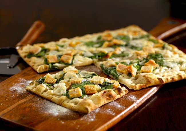 Salmon and spinach pizza — Stock Photo