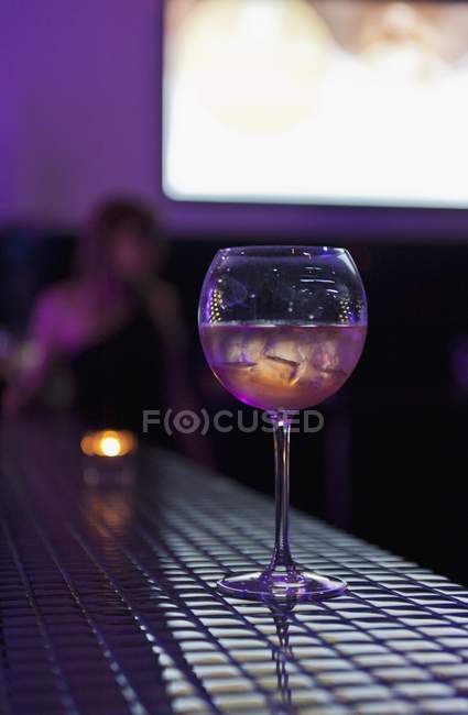 Closeup view of iced drink on bar — Stock Photo
