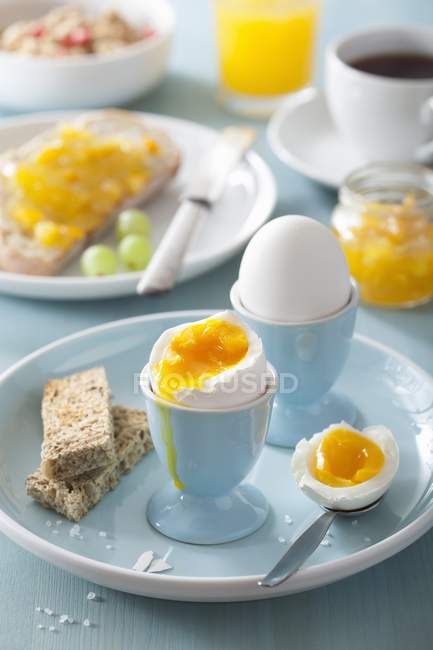 Œufs à la coque molle dans des tasses à œufs — Photo de stock