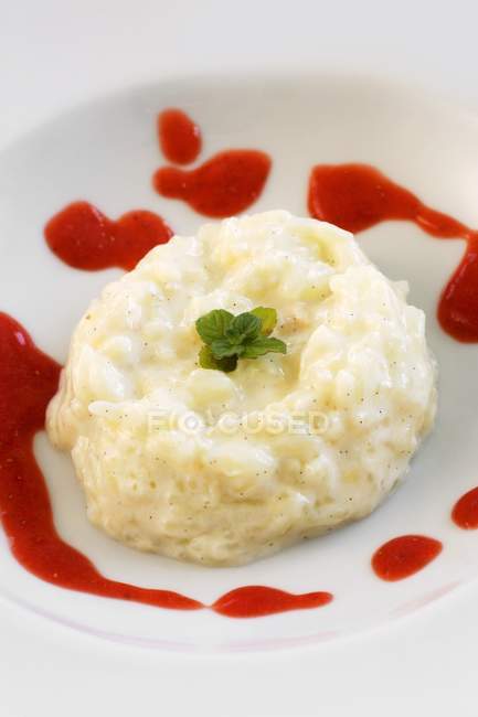 Pouding au riz avec coulis de fraise — Photo de stock