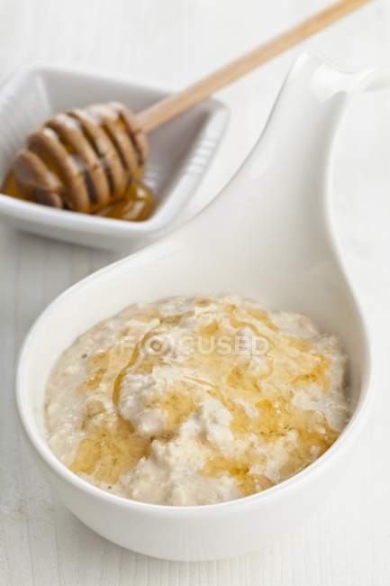 Miel dans des bols blancs — Photo de stock