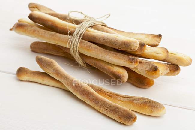 Palitos de pan italianos sobre blanco - foto de stock