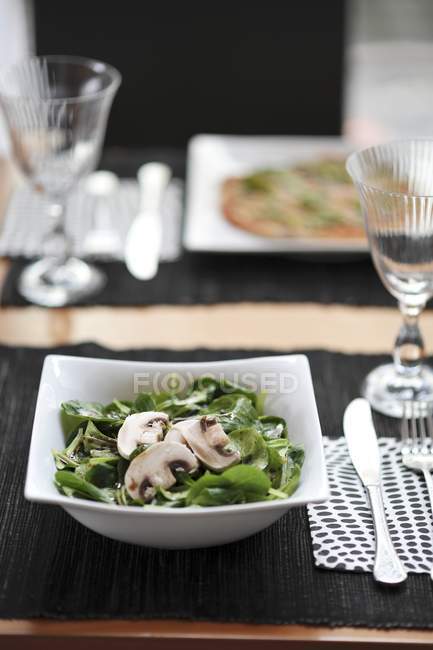 Nahaufnahme von Salat mit Pilzen und Balsamico-Dressing — Stockfoto