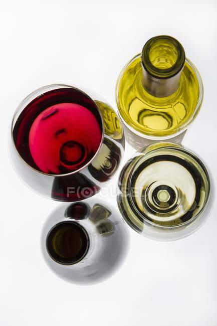 Glass of red wine and of white wine — Stock Photo