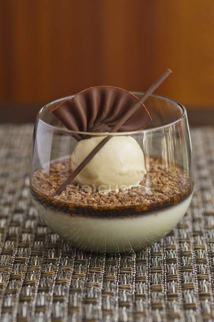 Tiramisu ice cream sundae — Stock Photo