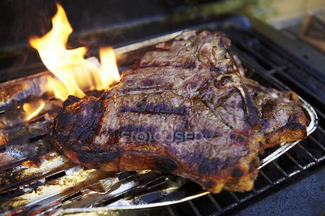 Bistecca di T-bone in vassoio — Foto stock