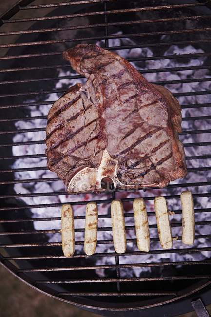 Bife e salsichas em T-bone — Fotografia de Stock
