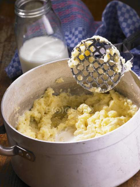 Mashed potatoes in pot — Stock Photo