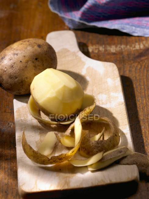 Batatas inteiras e descascadas — Fotografia de Stock