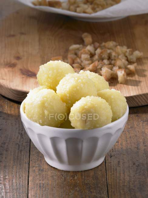 Vue rapprochée des boulettes de pommes de terre farcies — Photo de stock