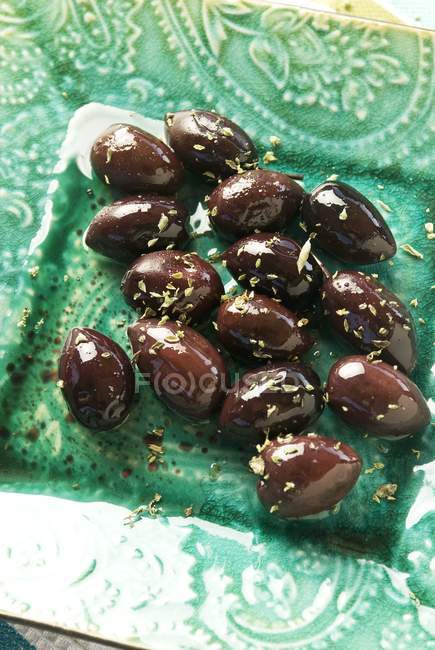 Olive Kalamata con origano — Foto stock
