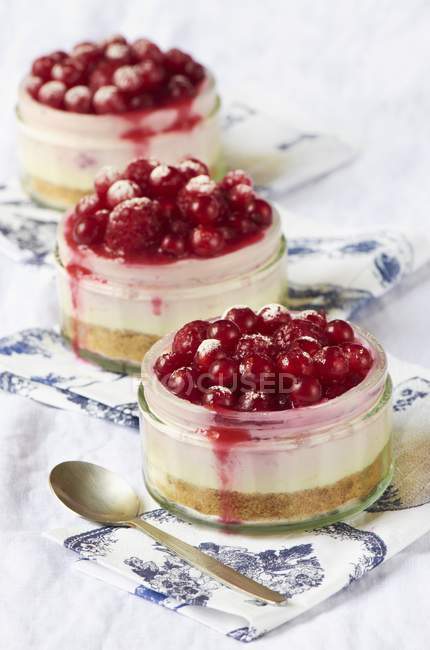 Closeup view of red currant cakes in glass jars — Stock Photo