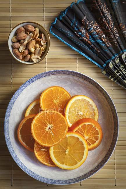 Fette di arancia in piatto — Foto stock