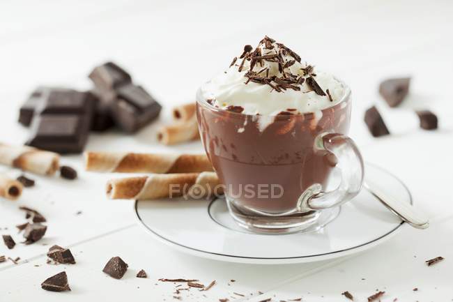 Taza de chocolate caliente cubierto con crema - foto de stock