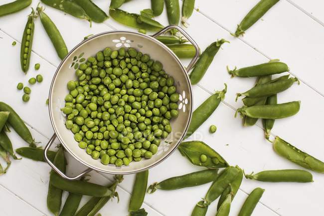 Freshly shelled peas in colander — Stock Photo