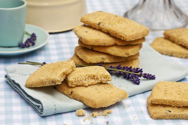 Lavender shortbread biscuits — Stock Photo