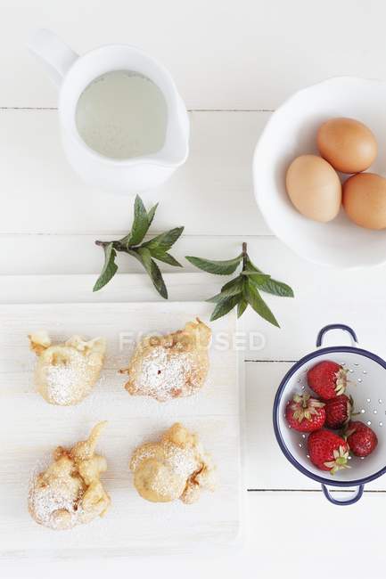 Beignets aux fraises avec sauce — Photo de stock