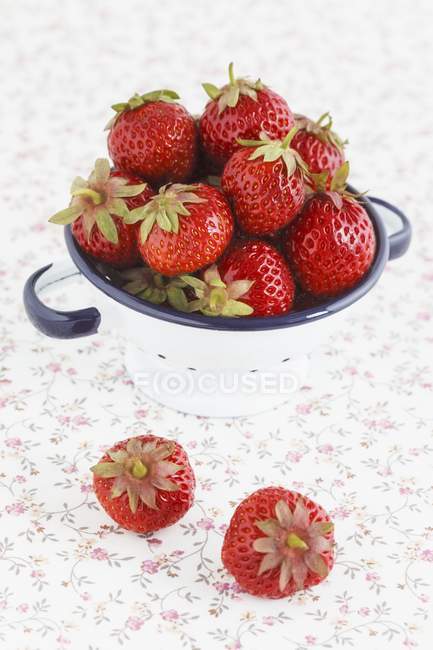 Erdbeeren im Emaille-Sieb — Stockfoto