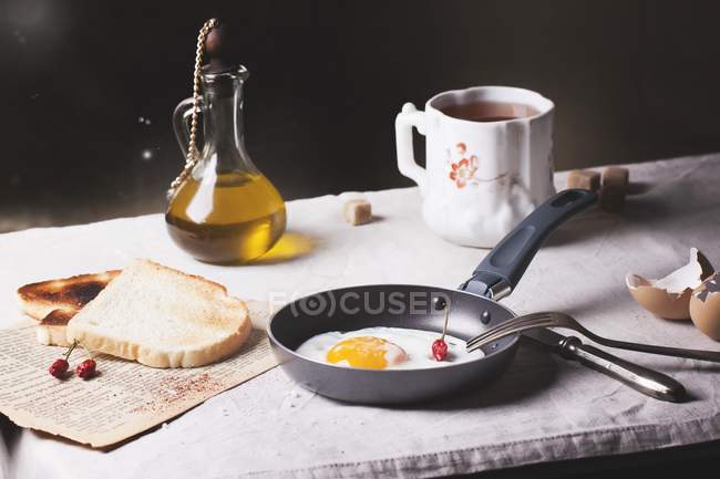 Colazione con un uovo fritto — Foto stock