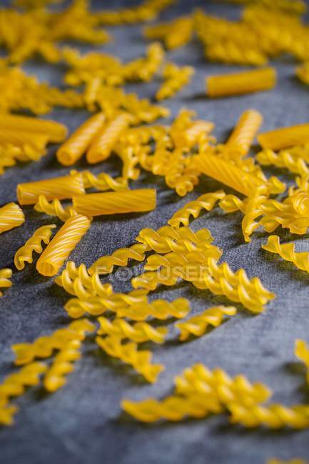Organic spirelli and rigatoni pasta — Stock Photo