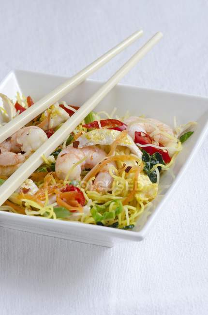 Fried noodles with prawns — Stock Photo