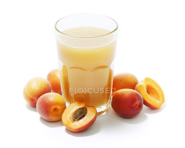 Glas Aprikosensaft — Stockfoto