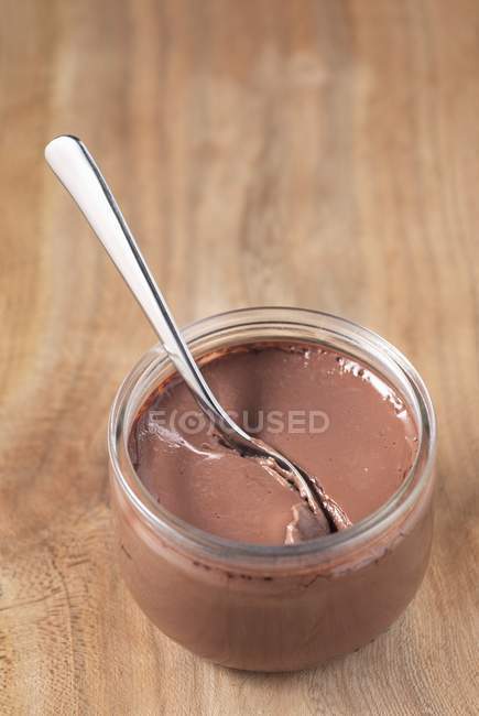 Шоколадний крем в склянці з ложкою — стокове фото