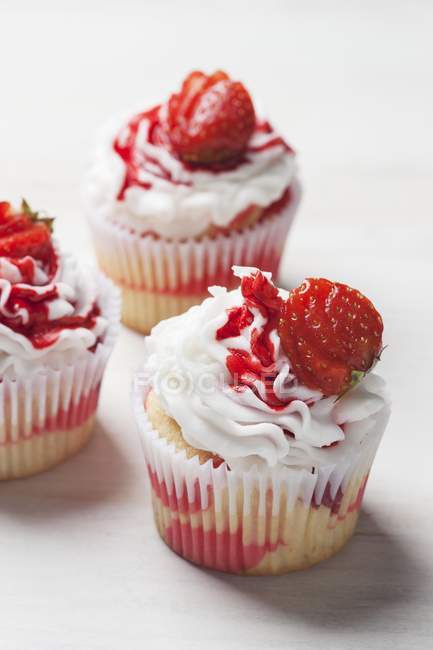 Drei Erdbeer-Cupcakes aus Marmor — Stockfoto