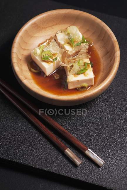 Primo piano vista di Hiyayakko tofu di seta fredda con fiocchi di Bonito, erba cipollina, zenzero grattugiato e salsa di soia — Foto stock