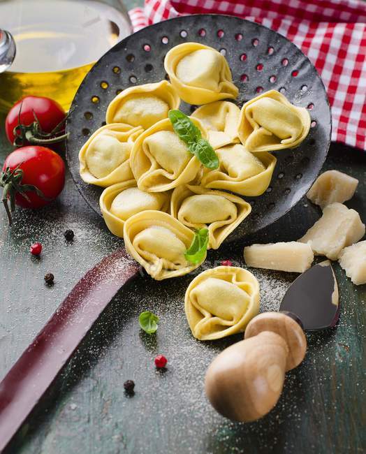 Tortellini pasta y tomates - foto de stock